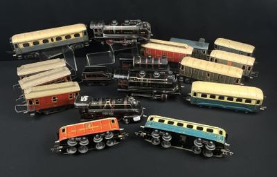 un grand nombre de trains miniatures posés sur une table