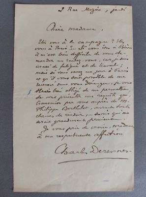 une vieille lettre manuscrite écrite à l'encre noire sur un morceau de papier