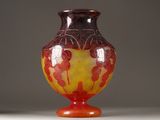 un vase rouge et jaune posé sur une table