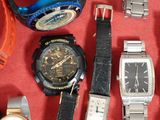 de nombreuses montres posées sur une surface rouge