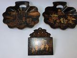 trois plateaux noirs et dorés sur lesquels figurent des photos de personnes