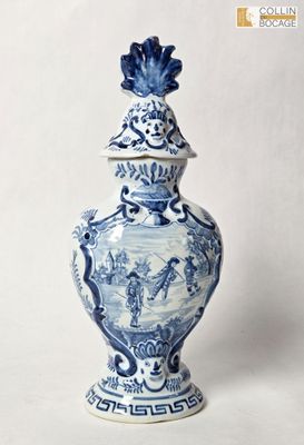 un vase bleu et blanc muni d'un couvercle
