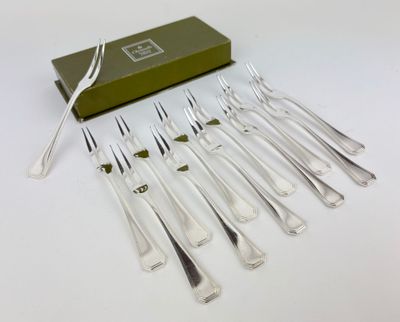 six fourchettes et six couteaux dans une boîte verte