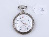 une montre de poche en argent sur fond blanc, avec une étiquette de prix