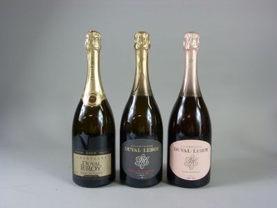 trois bouteilles de vin posées l'une à côté de l'autre sur une table