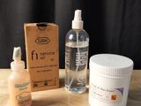 une bouteille de liquide, un tube de dentifrice et un tube de dentifrice posés sur une table