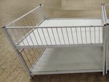 une petite cage métallique munie d'une porte sur le dessus