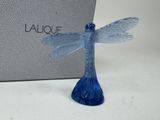figurine en verre bleu d'une libellule avec une boîte en arrière-plan