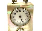 une horloge posée sur une table