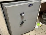 une photo d'un petit coffre-fort dans un coin d'une pièce