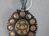 une photo d'un objet décoratif accroché au mur