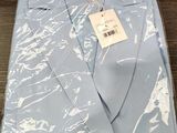 une chemise emballée dans du plastique, posée sur une table