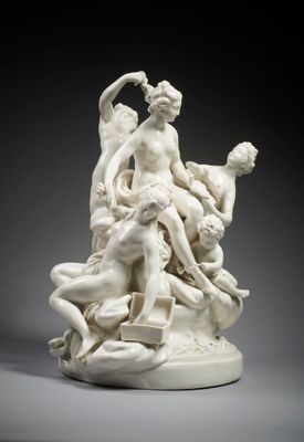 une sculpture blanche représentant un groupe de personnes assises sur une table