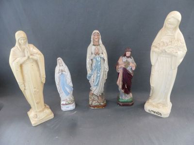 plusieurs figurines représentant Jésus, Marie et d'autres personnages religieux