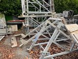 un tas de gravats par terre, à côté d'un immeuble