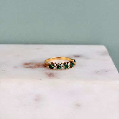 une image représentant une bague en or sertie d'émeraudes