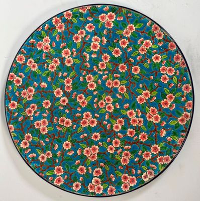 assiette bleue à motifs floraux, avec des fleurs rouges et des feuilles vertes sur fond blanc