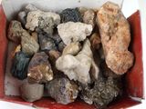 une boîte rouge remplie de cailloux et de pierres