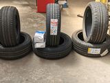 plusieurs pneus empilés les uns sur les autres dans un garage