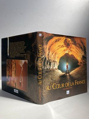 la couverture d'un livre sur laquelle figure l'image d'un homme debout devant une grotte