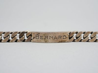 un gros plan sur un bracelet sur lequel figure un prénom