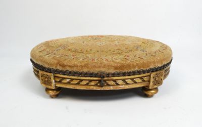 un petit pouf en bois et en tissu sur fond blanc