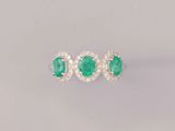 bague à trois pierres en émeraude et diamant