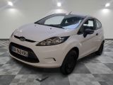 la voiture blanche est garée sur un sol en damier dans le garage