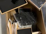 une boîte en carton remplie d'objets hétéroclites sur le sol