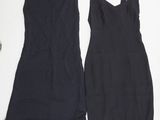 deux robes noires posées l'une sur l'autre sur une surface blanche