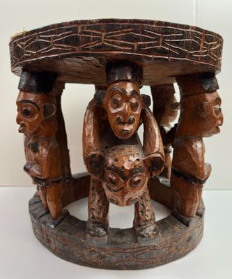Remarquable tabouret circulaire Bamiléké (Cameroun). L’assis…
