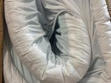 un lit recouvert d'une couette blanche