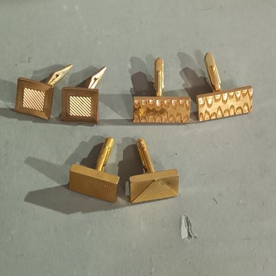 Trois paires de boutons de manchettes en métal doré,
