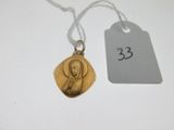 une image représentant une médaille d'or à laquelle est attachée une étiquette