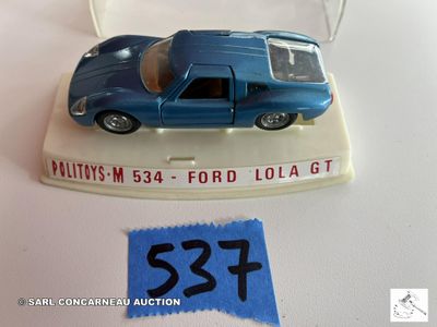 une petite voiture bleue en plastique exposée sur une table