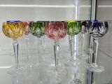 de nombreux verres à vin alignés sur une étagère
