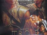 L'affiche du film « Trope » est accrochée au mur.