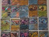une pile de cartes Pokémon posée sur un drap blanc
