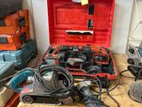 de nombreux outils sur un établi dans un garage