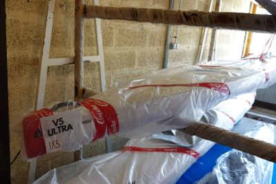 de nombreux sacs de nourriture emballés dans du plastique, posés par terre