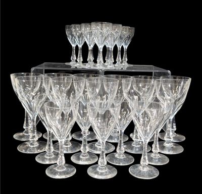 un grand nombre de verres à vin posés sur une table