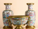 deux vases posés sur une table