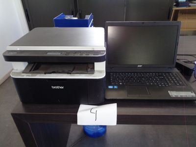 deux ordinateurs portables et une imprimante posés sur une table