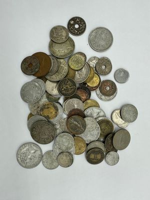 une pile de pièces de monnaie posée sur une surface blanche