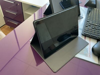 un ordinateur portable, un clavier, une souris et une souris posés sur un bureau