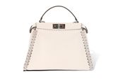 un sac à main blanc muni d'une poignée en métal et de rivets sur la poignée