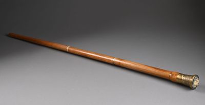 une vieille batte de baseball avec un manche en bois, posée sur une table