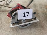 une photo d'une scie circulaire sur laquelle figure le chiffre 17