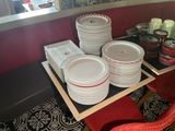 beaucoup d'assiettes sur une table de restaurant
