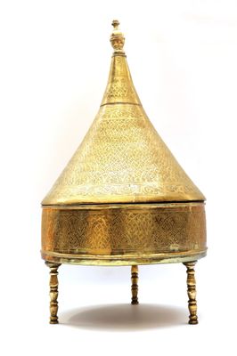 une image représentant une boîte de couleur dorée reposant sur un socle en bois